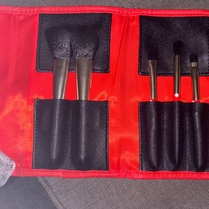 Disney Minnie Mouse Makeup Brush Set - Black and Red 
Never Used